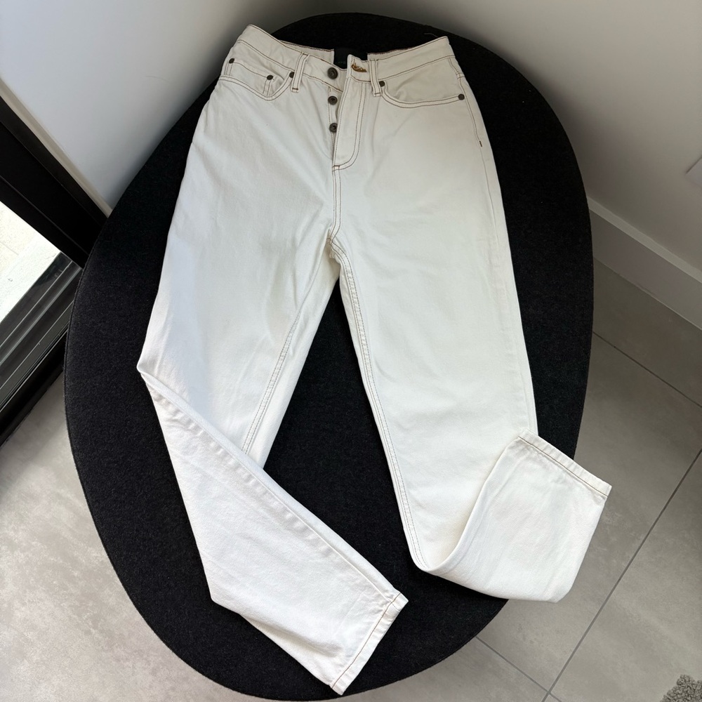👖 SIR Contrast-Stitch Jeans – White – High-waisted